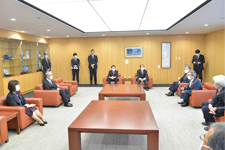長崎県庁で行われた締結式の様子の写真
